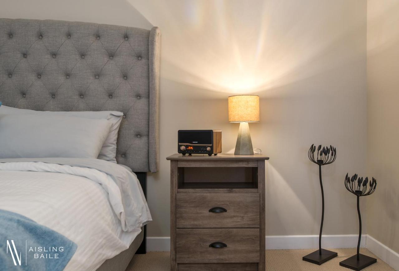 Rustic Modern 2 Bed 2 Bath With Lakeview Pool And Hot Tub Invermere Exteriör bild