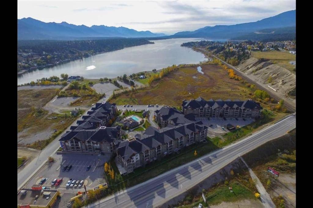 Rustic Modern 2 Bed 2 Bath With Lakeview Pool And Hot Tub Invermere Exteriör bild