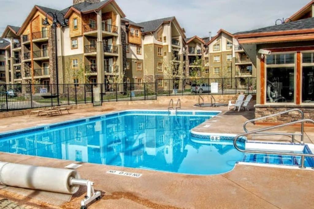 Rustic Modern 2 Bed 2 Bath With Lakeview Pool And Hot Tub Invermere Exteriör bild